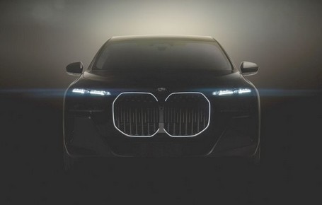 BMW i7은 대형 8K 디스플레이와 최대 610km의 범위를 제공합니다.