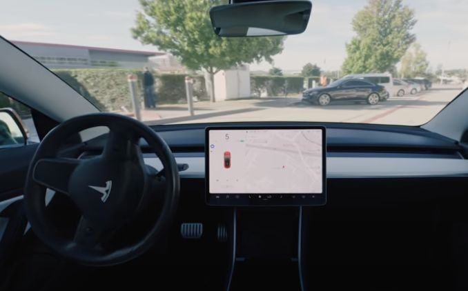 A maioria dos recursos do piloto automático agora disponível para clientes da Tesla por uma sobretaxa de US $ 6.000