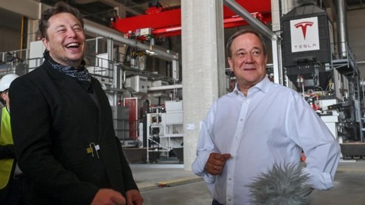 イーロンマスクは、ドイツのテスラが10月に操業を開始することを望んでいます