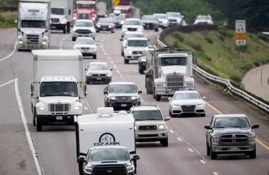 USA testen eine magnetische Zementstraße, mit der Elektrofahrzeuge unterwegs aufgeladen werden können