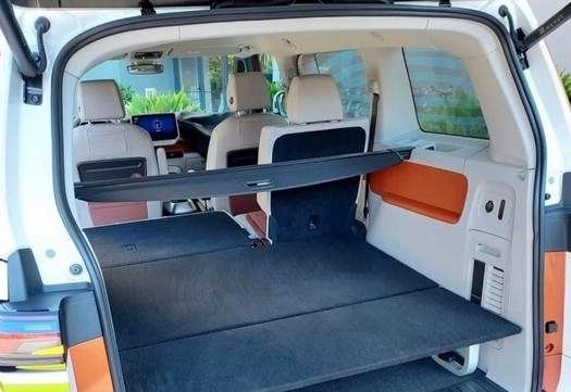 Sono apparse le prime foto degli interni del minivan elettrico Volkswagen ID.Buzz