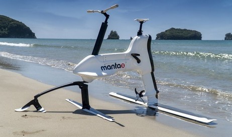 Le vélo hydrofoil Manta5 vous permet de naviguer sur l'eau à 20 km/h