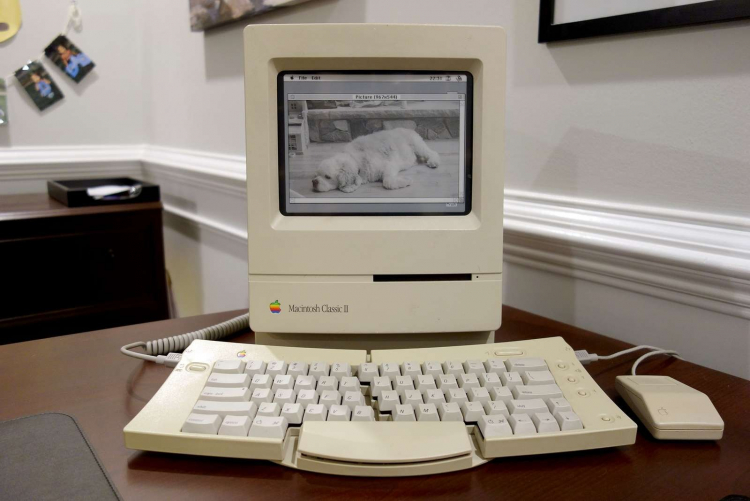 Enthusiast costruisce Macintosh Classic II con display e-ink