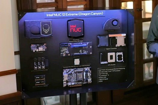 Intel présente les composants du futur mini PC de jeu NUC 12 Extreme sur le bureau d'Alder Lake